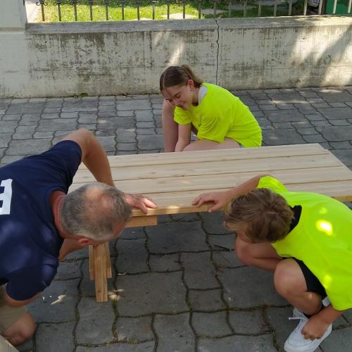 Bauen der Holzbänke mit Unterstützung von Thomas von "Holz mit Herz"