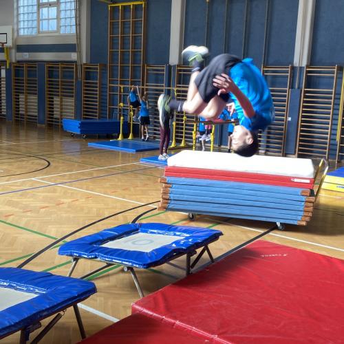 Geräteturnen und Akrobatik