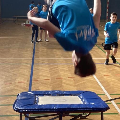 Geräteturnen und Akrobatik