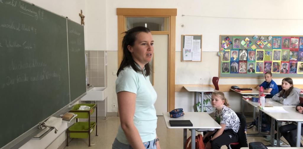 Physiotherapeutin Anna Strasser erklärt, wie Bewegung in den Schulalltag integriert werden kann. Physiotherapeutin Anna Strasser erklärt, wie Bewegung in den Schulalltag integriert werden kann.