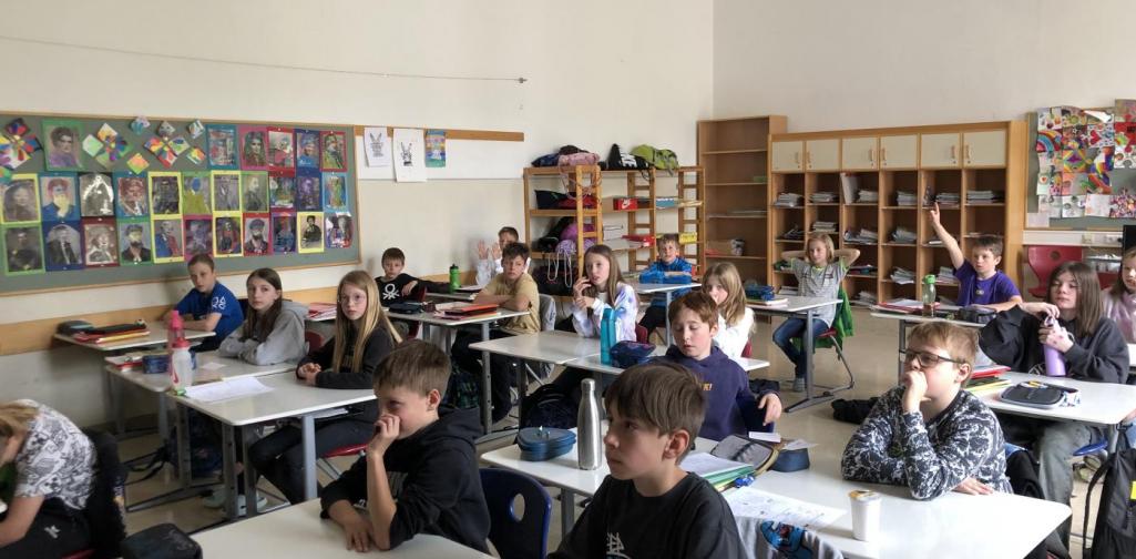 Die 1s-Klasse lauscht gespannt der Physiotherapeutin. Die 1s-Klasse lauscht gespannt der Physiotherapeutin.