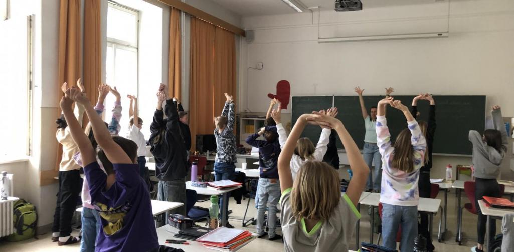 Bewegung ist Nahrung für die Bandscheiben, deshalb sollte man sich von Zeit zu Zeit strecken. Bewegung ist Nahrung für die Bandscheiben, deshalb sollte man sich von Zeit zu Zeit strecken.